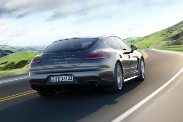 Die Heckansicht des Porsche Panamera 4S