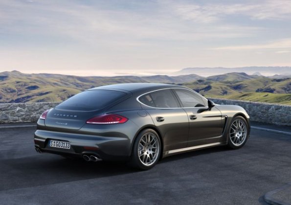 Porsche Panamera 4S in der Seitenansicht 