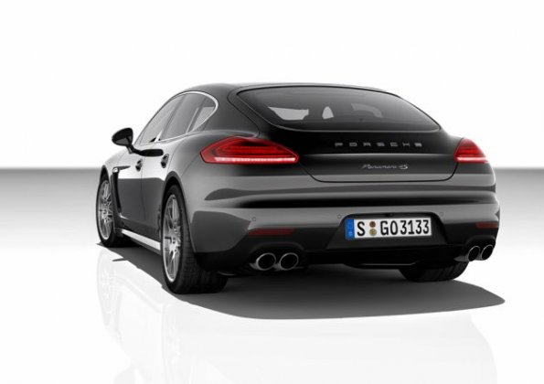 Die Heckansicht des Porsche Panamera 4S