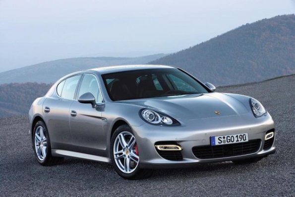 Die vom 911er abgeleiteten Frontpartie des Porsche Panamera