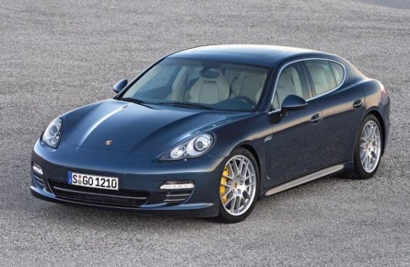 Die Front- / Seitenpartie des Porsche Panamera: Vier Türen und ein vergleichsweise langes Auto. 