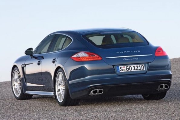 Bullig-sportlich: Die Heckpartie des Porsche Panamera.