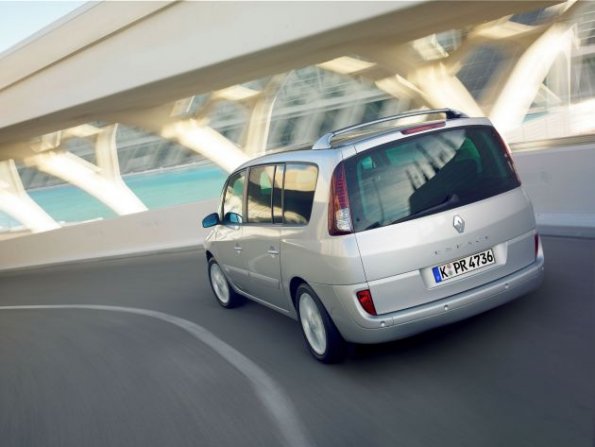 Das Heck des Renault Espace kommt in der Fahraufnahme gut zur Geltung