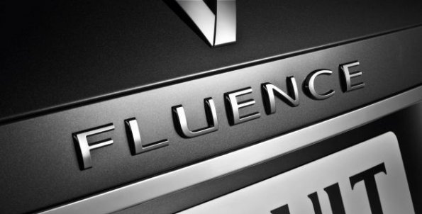 Detailaufnahme des Logos am Renault Fluence