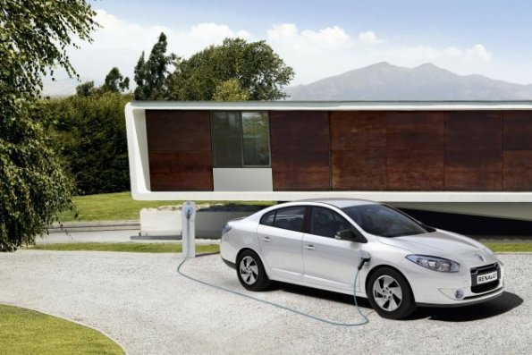 Der Renault Fluence Z.E.  beim Stromtanken