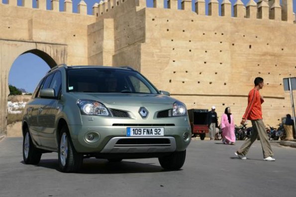 Frontansicht des Renault Koleos in einer Außenaufnahme