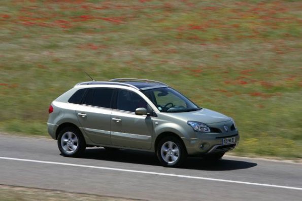 Mit dem kompakten SUV unterwegs: der Renault Koleos in einer Außenaufnahme