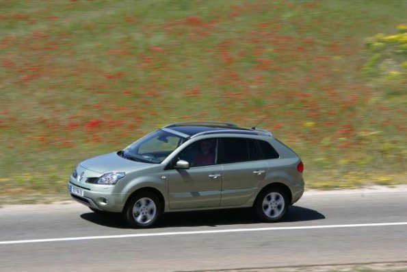 Eine Außenaufnahme des Renault Koleos unterwegs