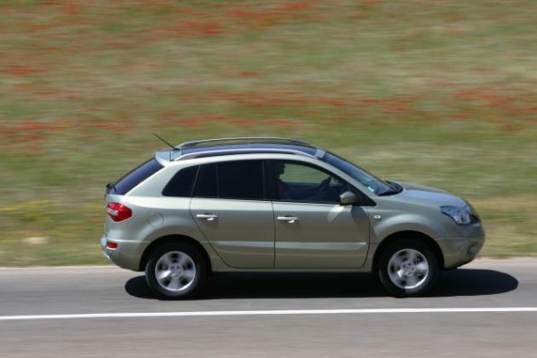 Seitenansicht des Renault Koleos in einer Außenaufnahme