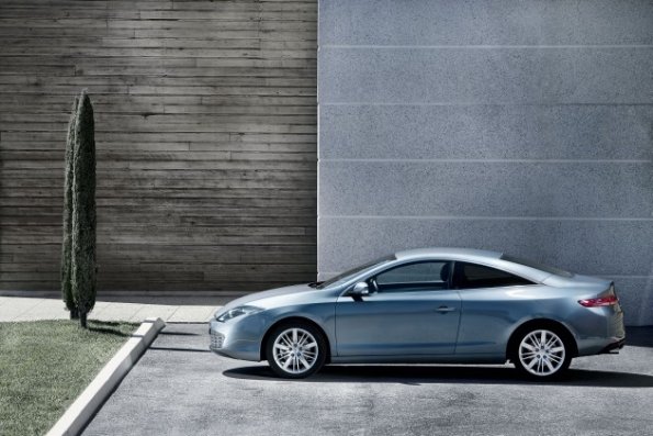 Seitenansicht des Renault Laguna Coupé