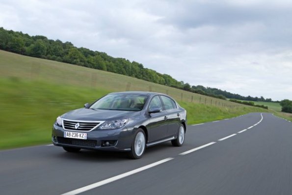 Front- und Seitenansicht des Renault Latitude