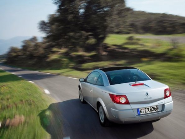 Fahraufnahme des Renault Megane Cabriolet Coupé in der Verfolgerperspektive