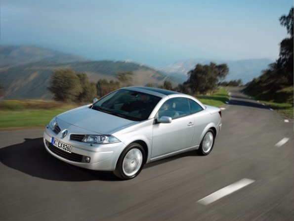 Das Renault Megane Cabriolet Coupé mit geschlossenem Verdeck unterwegs