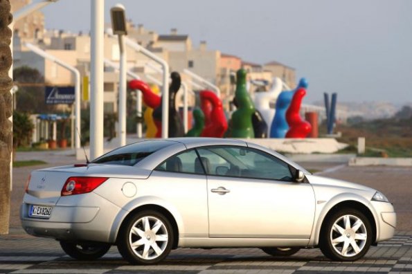 Seitenansicht des Renault Megane Cabriolet Coupé  bei geschlossenem Verdeck