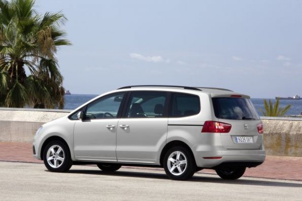 Der Seat Alhambra in der Seitenansicht