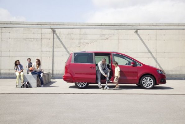 Seitenansicht des Seat Alhambra: Die Schiebetür ist eine der wichtigsten Neuerung am Van