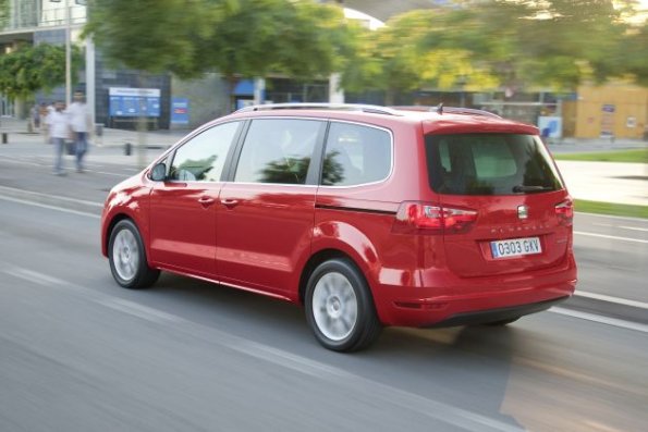 Seiten- und Heckansicht des Seat Alhambra