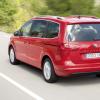 Eine Fahraufnahme des Seat Alhambra zeigt die Seiten- und Heckansicht