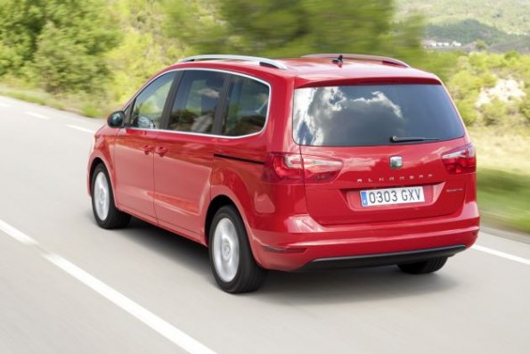 Eine Fahraufnahme des Seat Alhambra zeigt die Seiten- und Heckansicht