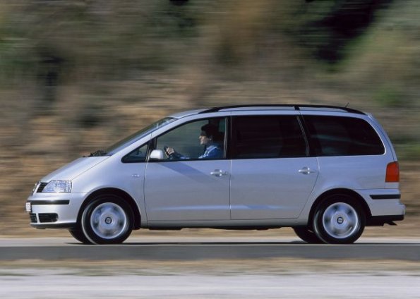 Die Seitenansicht des Seat Alhambra