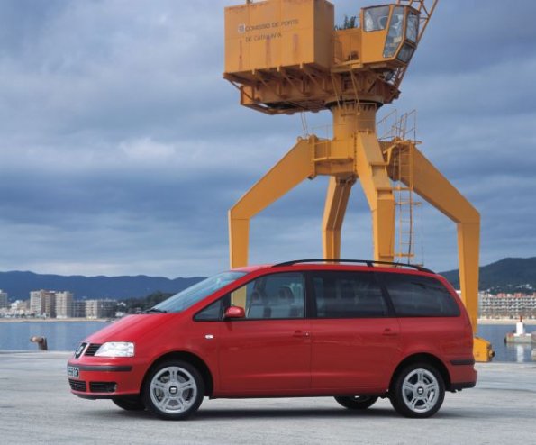 Ein Seat Alhambra in der Seitenansicht