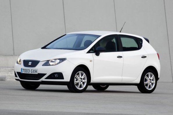 Der Seat Ibiza ST in der Front- und Seitenansicht