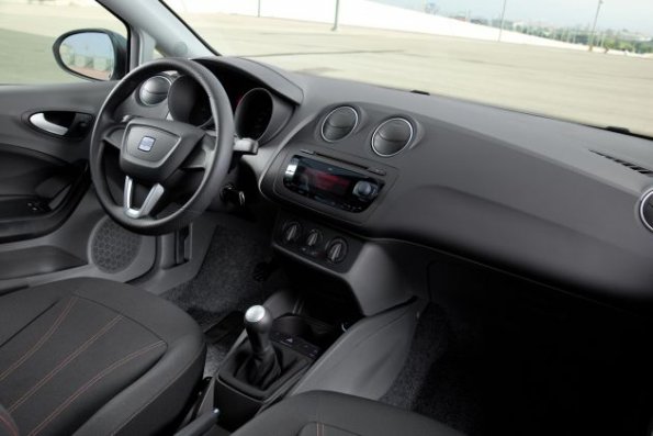 Die Armaturentafel im Seat Ibiza ST