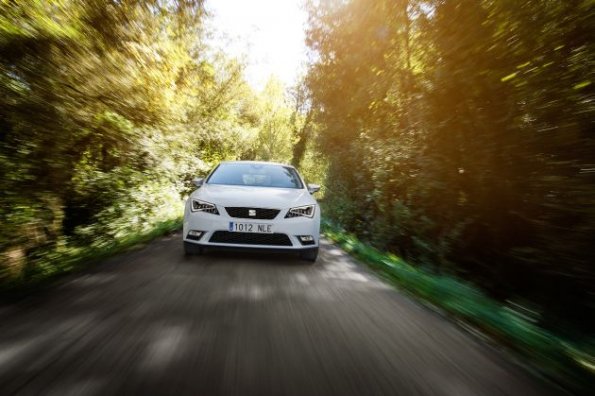 Fahraufnahme mit der Fahrzeugfront des Seat Leon