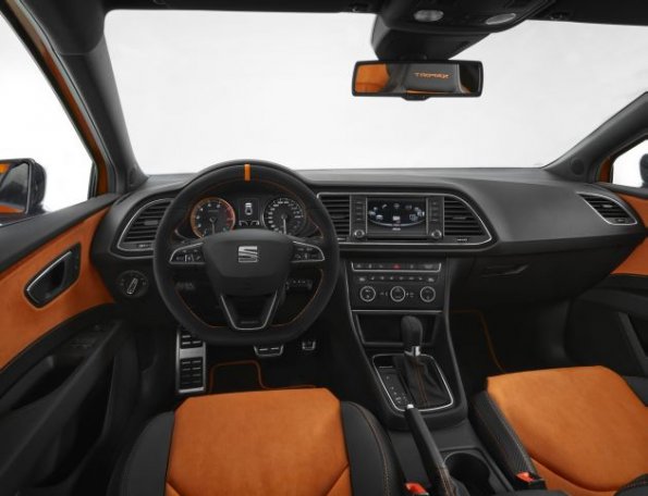 Cockpit im Seat Leon Cross Sport