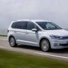 Front- und Seitenpartie des VW Touran 