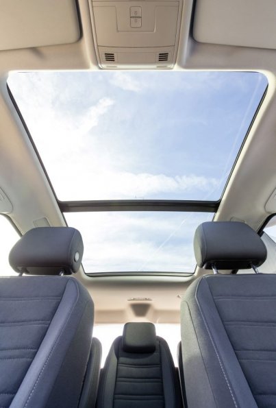 Ein Blick gen Himmel im VW Touran 