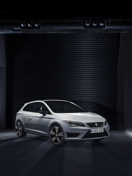 Die Front-und Seitenpartie des Seat Leon Cupra