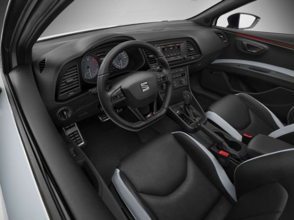 Das Cockpit im Seat Leon Cupra