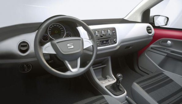 Cockpit und Armaturen in der Seat Mii Red & Black Edition 