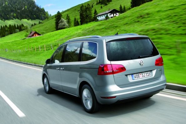 Heck- und Seitenansicht des neuen VW Sharan