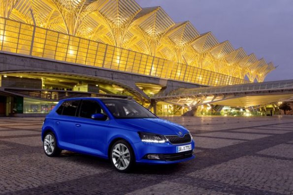 Front- und Seitenpartie des Skoda Fabia