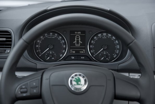 Detailaufnahme der Instrumente im Skoda Fabia Combi