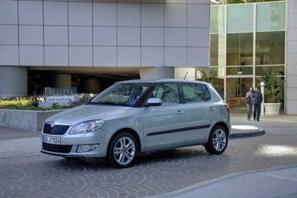 Die Front- und Seitenpartie der Skoda Fabia Limousine