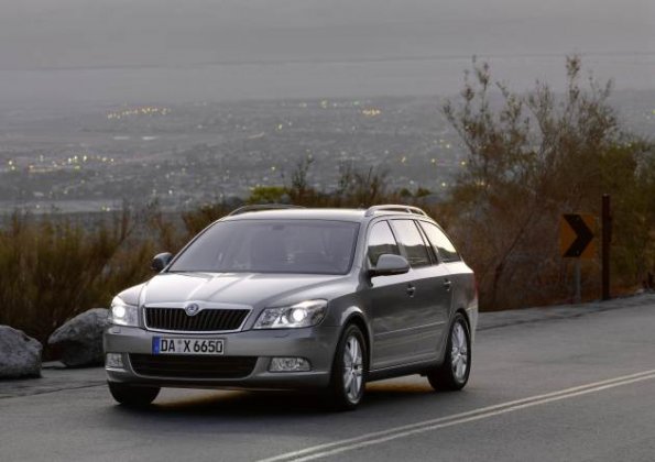 Frontansicht des Skoda Octavia Combi in einer Außenaufnahme