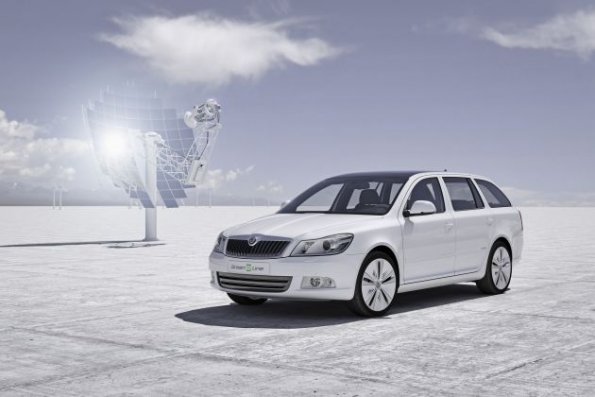 Der Skoda Octavia Green E-Line in der Front- und Seitenansicht