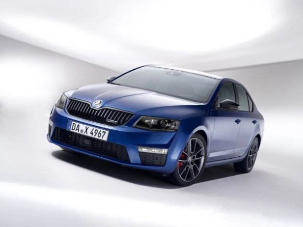 Die Fahrzeugfront des Skoda Octavia RS