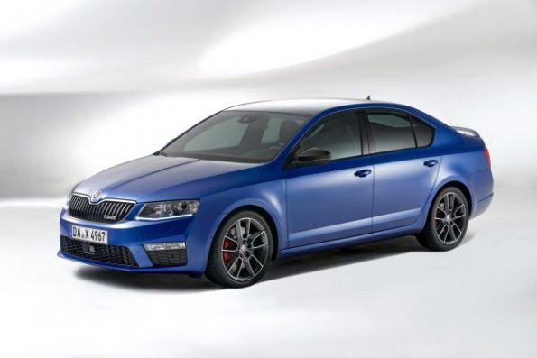 Front- und Seitenpartie des Skoda Octavia RS