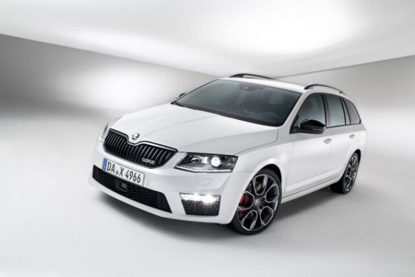 Die Fahrzeugfront des Skoda Octavia RS Combi