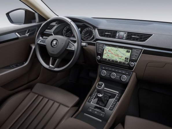 Cockpit und Armaturen im Skoda Superb