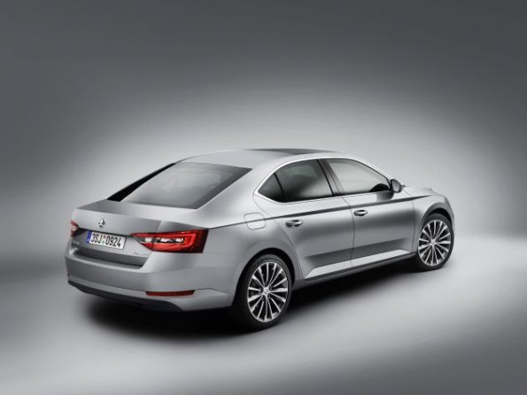 Heck- und Seitenpartie des Skoda Superb