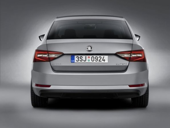 Heckansicht des Skoda Superb