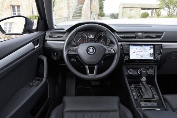 Cockpit des Skoda Superb