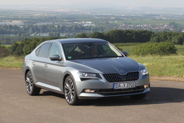 Die Frontpartie des Skoda Superb