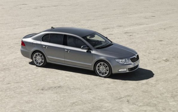 Seitenansicht des Skoda Superb