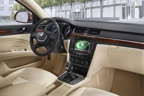 Ein Blick in den Innenraum des Skoda Superb  zeigt die Armaturentafel